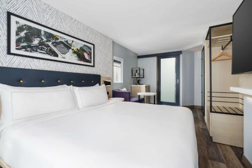 Habitación con cama extragrande y vistas a la ciudad del hotel DoubleTree by Hilton New York Midtown Fifth Ave. Foto 8