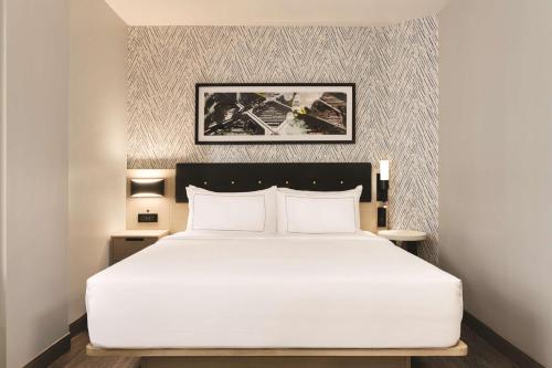 Habitación con cama extragrande. del hotel DoubleTree by Hilton New York Midtown Fifth Ave