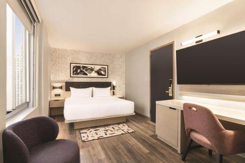 Habitación con cama extragrande. del hotel DoubleTree by Hilton New York Midtown Fifth Ave. Foto 2