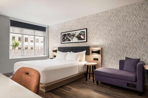 Habitación con cama extragrande. del hotel DoubleTree by Hilton New York Midtown Fifth Ave. Foto 6