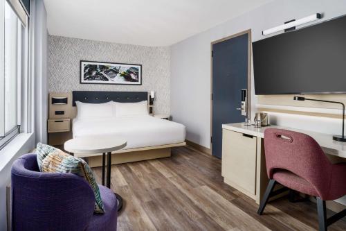 Habitación con cama extragrande. del hotel DoubleTree by Hilton New York Midtown Fifth Ave. Foto 9