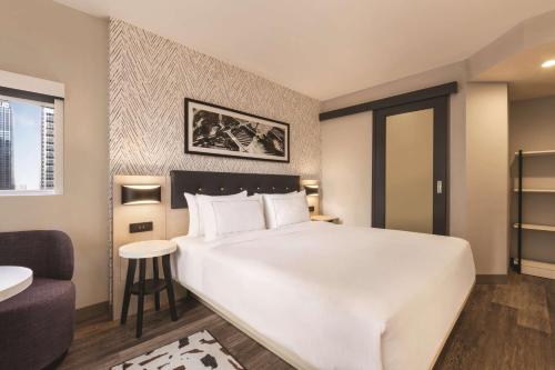 Habitación con cama extragrande y balcón del hotel DoubleTree by Hilton New York Midtown Fifth Ave. Foto 3