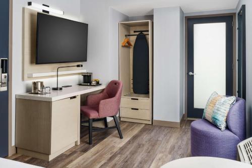 Habitación con cama extragrande y balcón del hotel DoubleTree by Hilton New York Midtown Fifth Ave. Foto 4