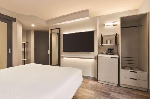 Habitación con cama extragrande y balcón del hotel DoubleTree by Hilton New York Midtown Fifth Ave. Foto 7