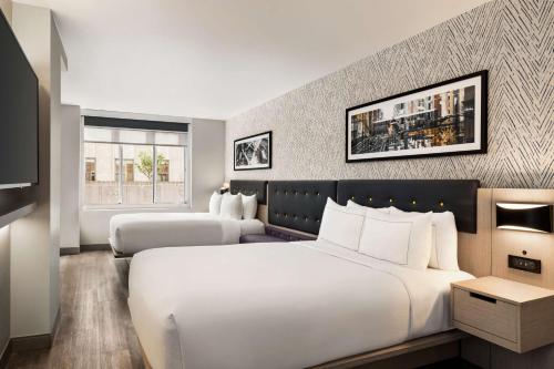 Habitación Deluxe con 2 camas grandes del hotel DoubleTree by Hilton New York Midtown Fifth Ave. Foto 3