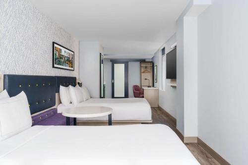 Habitación Deluxe con 2 camas grandes del hotel DoubleTree by Hilton New York Midtown Fifth Ave. Foto 5