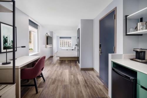 Habitación Deluxe con 2 camas grandes del hotel DoubleTree by Hilton New York Midtown Fifth Ave. Foto 6