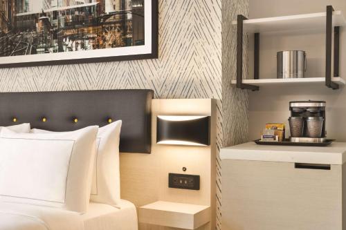 Habitación Deluxe - 1 cama grande del hotel DoubleTree by Hilton New York Midtown Fifth Ave. Foto 1