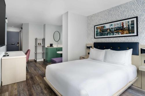 Habitación Deluxe - 1 cama grande del hotel DoubleTree by Hilton New York Midtown Fifth Ave. Foto 8