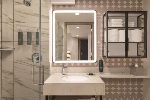 Habitación con cama grande del hotel DoubleTree by Hilton New York Midtown Fifth Ave