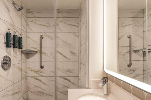 Habitación con cama grande y vistas parciales a lugares de interés del hotel DoubleTree by Hilton New York Midtown Fifth Ave. Foto 2