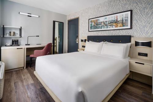 Habitación con cama grande y vistas parciales a lugares de interés del hotel DoubleTree by Hilton New York Midtown Fifth Ave. Foto 6