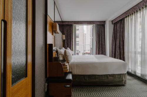 Habitación Superior con terraza del hotel The Jewel Facing Rockefeller Center. Foto 8