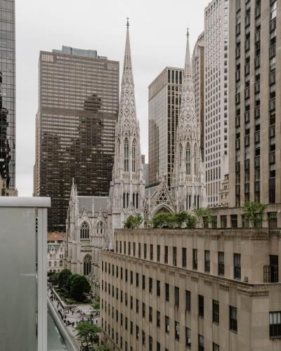 Habitación Superior con terraza del hotel The Jewel Facing Rockefeller Center. Foto 13