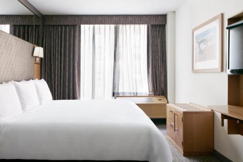 Habitación Superior con terraza del hotel The Jewel Facing Rockefeller Center. Foto 30