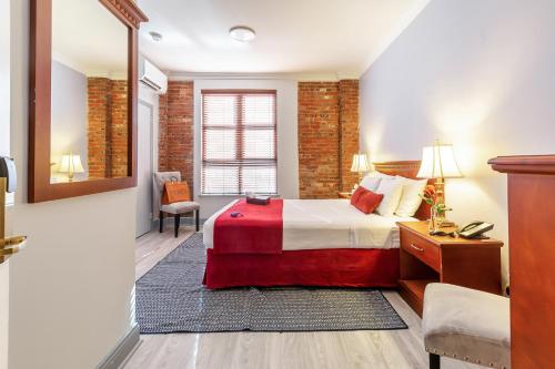 Habitación - 1 cama grande del hotel St. James. Foto 3