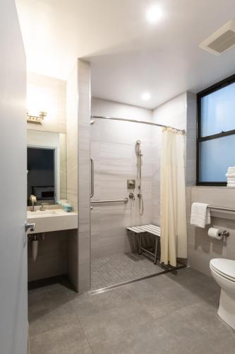 Habitación adaptada - 2 camas dobles del hotel St. James. Foto 5