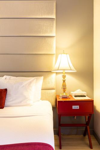 Habitación adaptada - 1 cama extragrande del hotel St. James. Foto 3