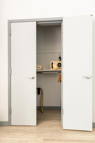 Habitación adaptada - 1 cama extragrande del hotel St. James. Foto 6