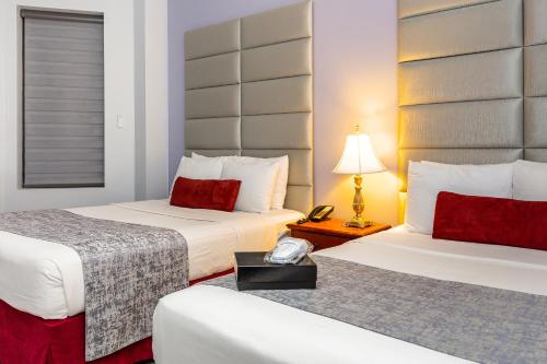 Habitación - 2 camas dobles del hotel St. James. Foto 3