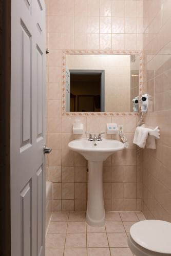 Habitación - 2 camas dobles del hotel St. James. Foto 4