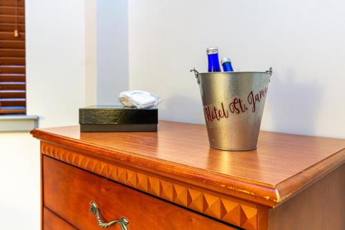 Habitación - 1 cama grande del hotel St. James. Foto 2