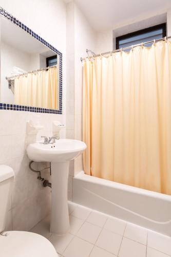 Habitación - 1 cama grande del hotel St. James. Foto 5