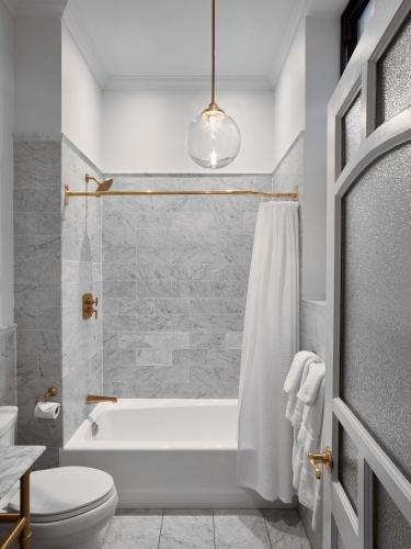 Habitación clásica con ducha accesible en silla de ruedas - Cama grande del hotel Life New York