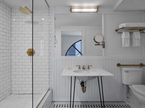 Habitación clásica con ducha accesible en silla de ruedas - Cama grande del hotel Life New York. Foto 4