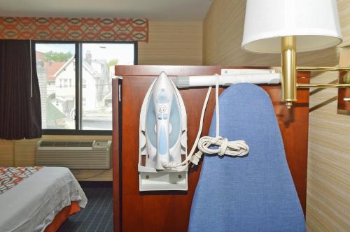 Habitación con cama extragrande - Adaptada para personas de movilidad reducida del hotel Corona Hotel New York - LaGuardia Airport. Foto 1