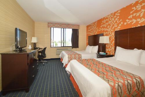 Habitación Doble - 2 camas dobles del hotel Corona Hotel New York - LaGuardia Airport. Foto 1