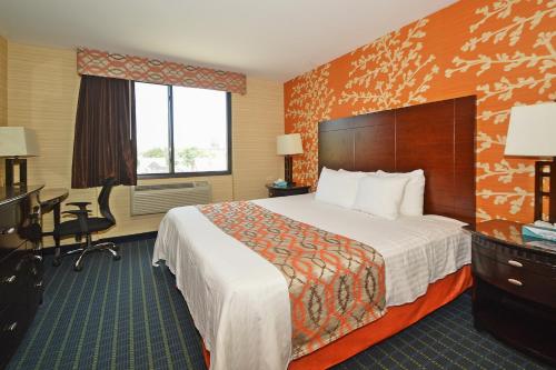 Habitación con cama extragrande - Fumadores del hotel Corona Hotel New York - LaGuardia Airport. Foto 5