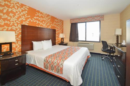 Habitación con cama extragrande - Fumadores del hotel Corona Hotel New York - LaGuardia Airport. Foto 6