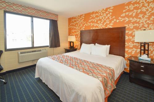 Habitación con cama extragrande - Fumadores del hotel Corona Hotel New York - LaGuardia Airport. Foto 7