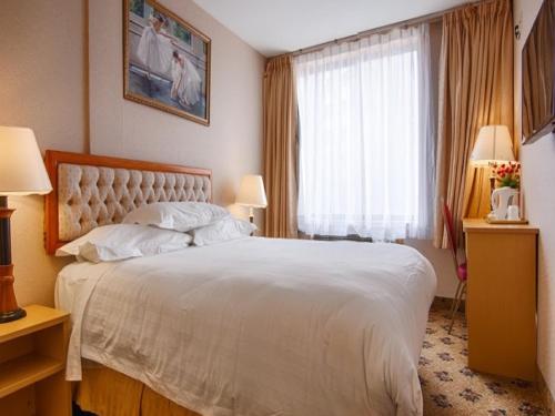 Habitación con cama extragrande. del hotel Flushing Hotel. Foto 2