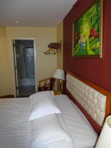 Habitación con cama extragrande. del hotel Flushing Hotel. Foto 3