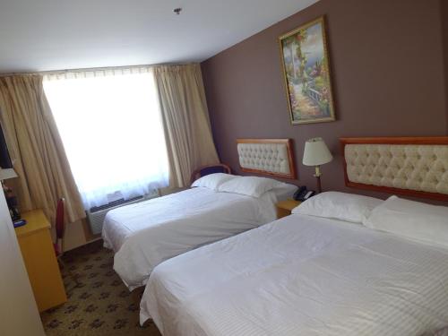 Habitación con 2 camas grandes del hotel Flushing Hotel. Foto 1