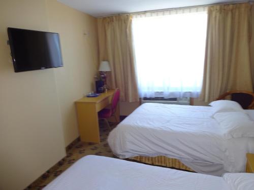 Habitación con 2 camas grandes del hotel Flushing Hotel. Foto 4