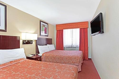 Habitación Doble con 2 camas dobles - No fumadores del hotel Super 8 by Wyndham Long Island City LGA Hotel. Foto 3