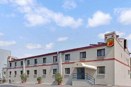 Habitación Doble con 2 camas dobles - No fumadores del hotel Super 8 by Wyndham Long Island City LGA Hotel. Foto 5