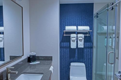 Habitación con cama extragrande. del hotel Fairfield Inn by Marriott New York LaGuardia Airpo. Foto 2