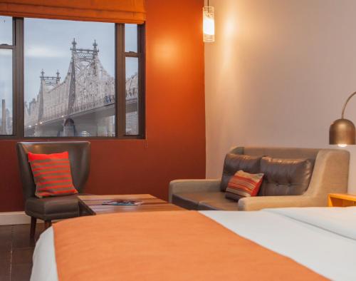 Habitación Deluxe con cama extragrande del hotel Ravel Hotel, Trademark Collection by Wyndham. Foto 3