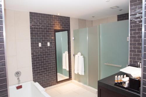 Habitación Deluxe con 2 camas grandes y balcón - No fumadores del hotel Ravel Hotel, Trademark Collection by Wyndham. Foto 3