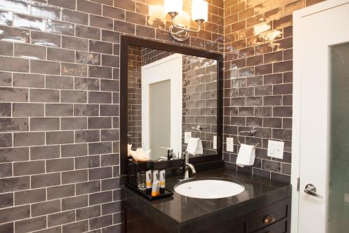 Habitación Doble Deluxe con cama grande - Adaptada para personas de movilidad reducida - No fumadores del hotel Ravel Hotel, Trademark Collection by Wyndham. Foto 2