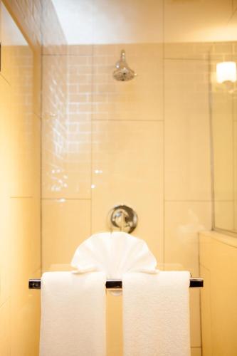 Habitación Doble Deluxe con cama grande - Adaptada para personas de movilidad reducida - No fumadores del hotel Ravel Hotel, Trademark Collection by Wyndham. Foto 3