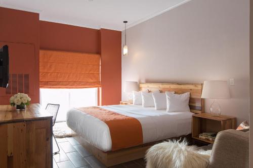 Habitación con cama grande del hotel Ravel Hotel, Trademark Collection by Wyndham. Foto 1