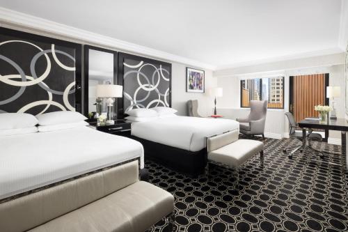 Habitación Executive con balcón - 2 camas grandes del hotel The Muse New York, a Kimpton. Foto 4