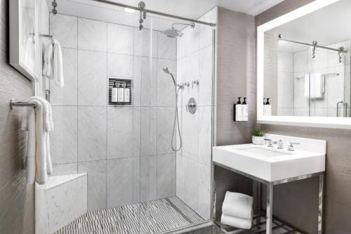 Habitación Deluxe - 1 cama grande del hotel The Muse New York, a Kimpton. Foto 2