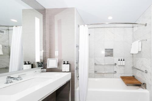 Suite adaptada para personas de movilidad reducida con cama extragrande del hotel The Muse New York, a Kimpton. Foto 3