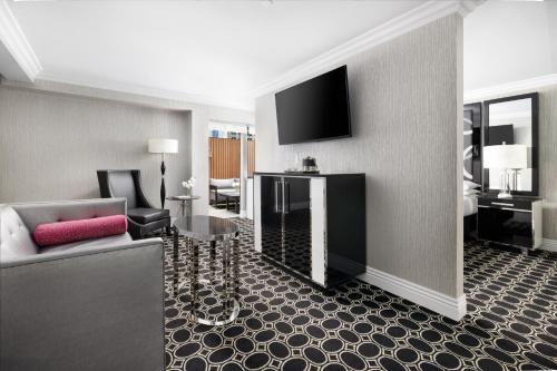 Suite con cama grande y balcón del hotel The Muse New York, a Kimpton